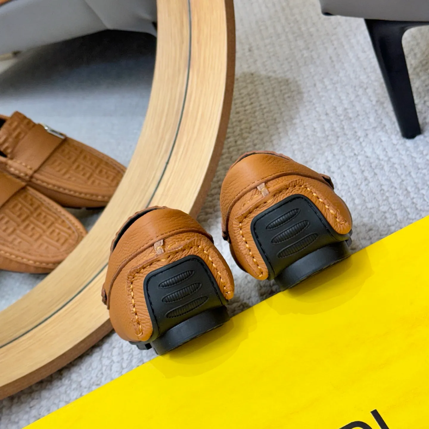 Men's shoes 💰420 [FENDI Fendi] 2⃣️0⃣️2⃣️5️⃣New Milan men's fashion lazy catwalk style ✅ fashionable casual beanie shoes, imported calfskin fabric, super smooth texture, sweat-absorbent and breathable, (sheepskin lining). Metal LOGO on the shoe body, Medusa avatar, irregular avatar, high-end craftsmanship logo✅ French Loft set foot design style 👟Low-key and elegant, great on-foot effect... Men's shoe size: 38-46 (4-12)